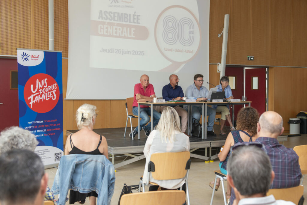 des personnes présentent à l'AG