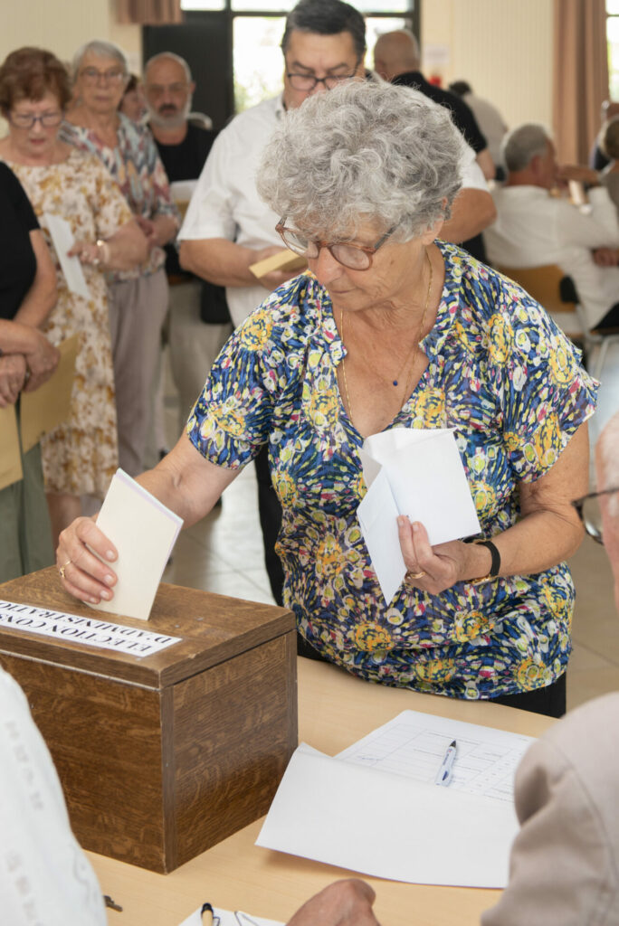 Mme COUDERT vote
