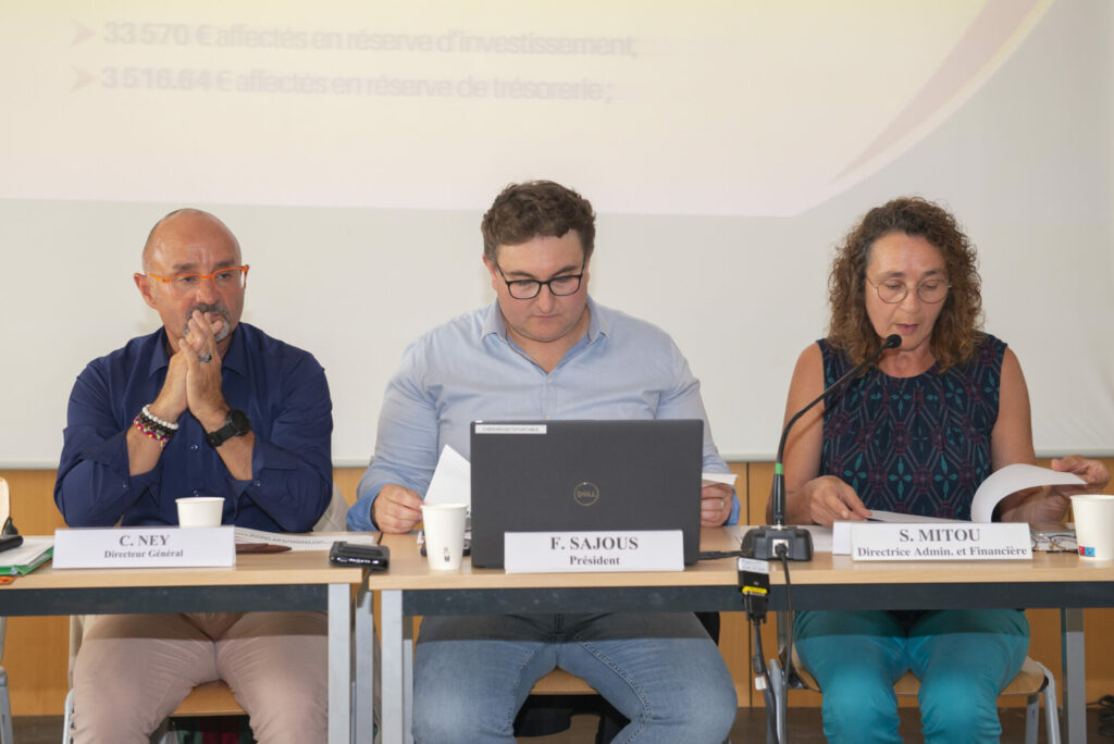 Le Directeur Général de l'Udaf avec le Président et la Directrice du Pôle Financier à la tribune de l'AG