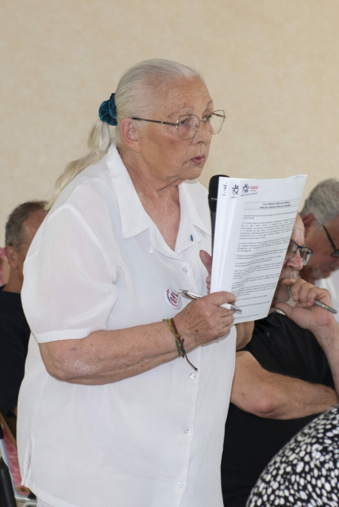 Madame Marie-Claude CHASSAING qui s'exprime