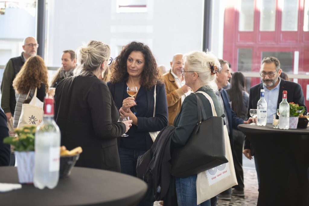 des personnes qui parlent