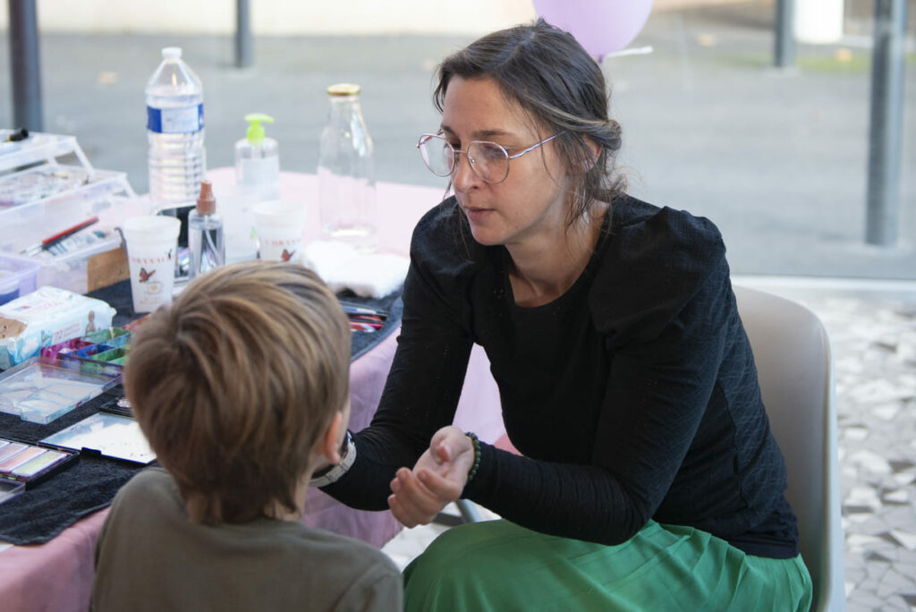 Chrysalide fait des maquillages