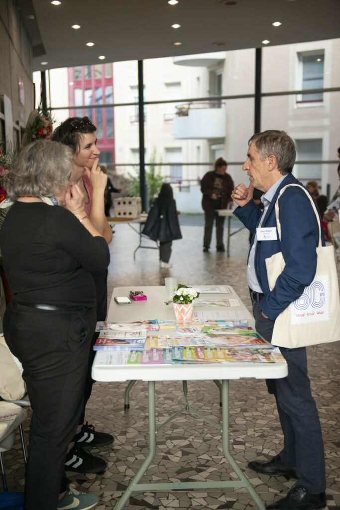 Mr BENOIST discute avec d'autres personnes