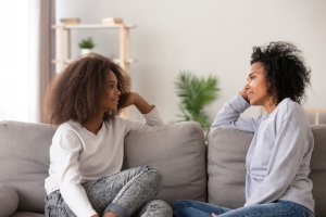 une mère qui discute avec sa fille adolescente