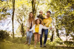 une famille qui courre dans une forêt